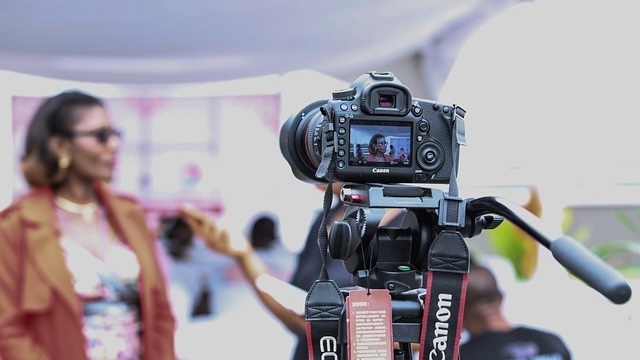 Les images médiatiques des professionnel·les des relations publiques : une construction journalistique