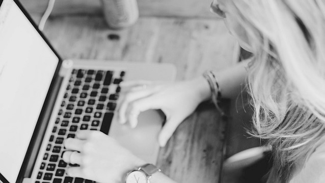 Pratiques de communication numérique des femmes et résistance face à l’antiféminisme en ligne