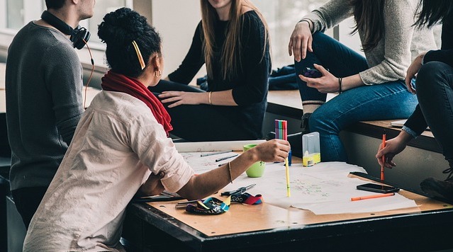 Impacts de la participation à des groupes de pairs sur la persévérance et la réussite académiques