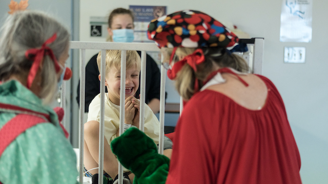 Clown thérapeutique et impact sur la santé des enfants, des parents et du personnel de la santé