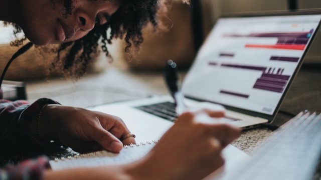 Vers des environnements propices à la formation de citoyennes et citoyens numériques responsables en enseignement supérieur